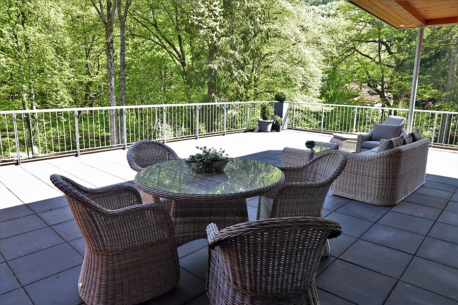 Große Dachterrasse mit Möbeln